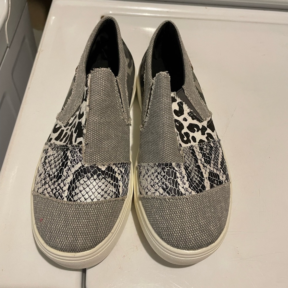 Repost pair of shoes. Size 7 but too big for me just a little.